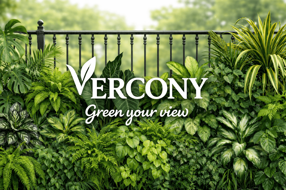 Logo van Vercony green your view gepositioneerd voor een groen hekwerk met planten.