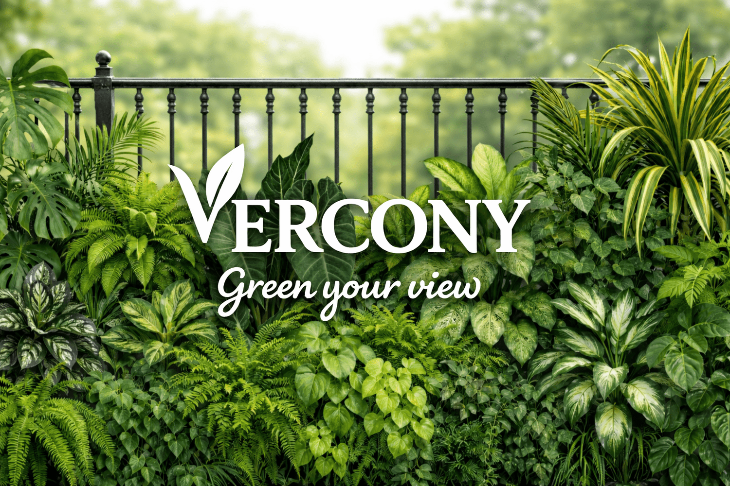 Logo van Vercony green your view gepositioneerd voor een groen hekwerk met planten.