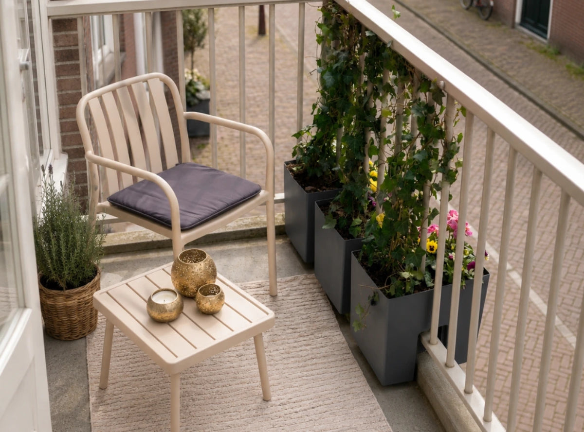 Vercony plantenbak aan de balkonreling op een balkon